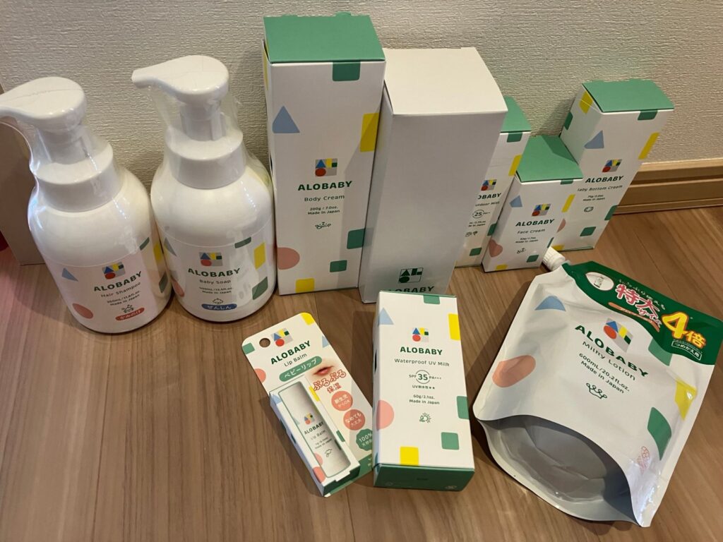 アロベビー福袋10点セットの中身(ミルクローション本体・つめかえ用、ボディクリーム、ベビーソープ、ヘアシャンプー、フェイスクリーム、ボトムクリーム、リップバーム、UVミルク、UVミスト)