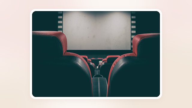 映画館の座席とスクリーン