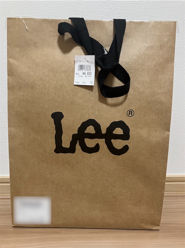 税込8,800円の値札がついたLeeキッズ福袋2024の紙袋