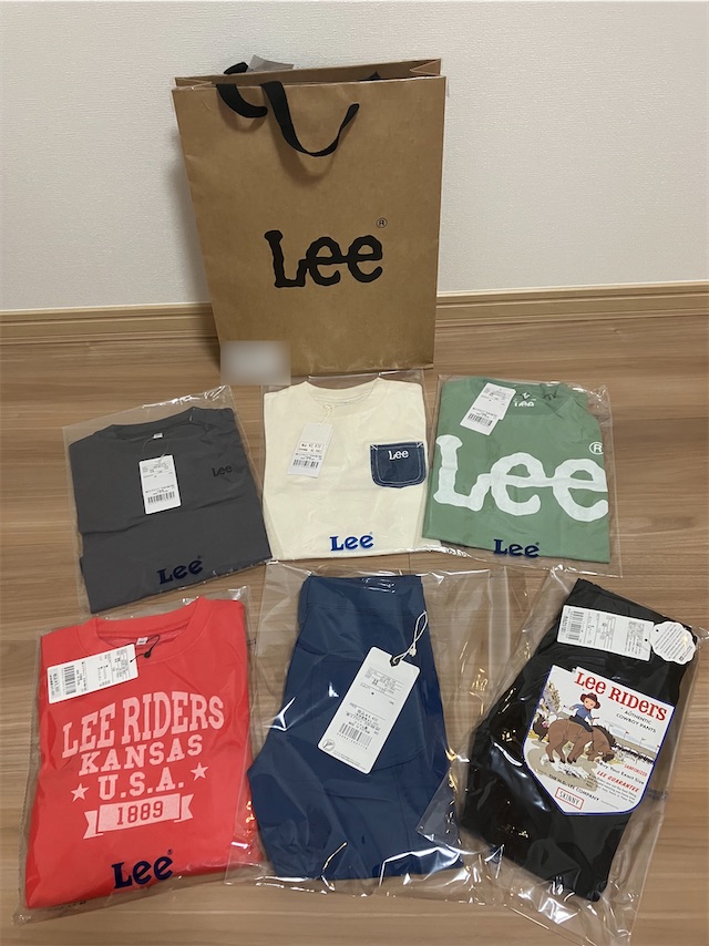 Leeキッズ福袋2024サイズ100の紙袋と中身の服6点