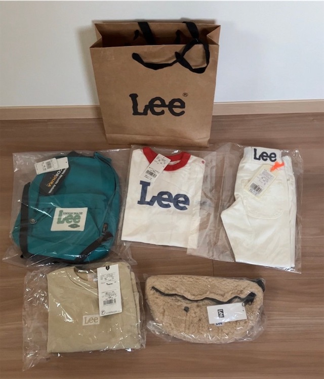 Lee福袋に入っていた青緑のリュック・ボアのウエストバッグ・Tシャツ・白いパンツ