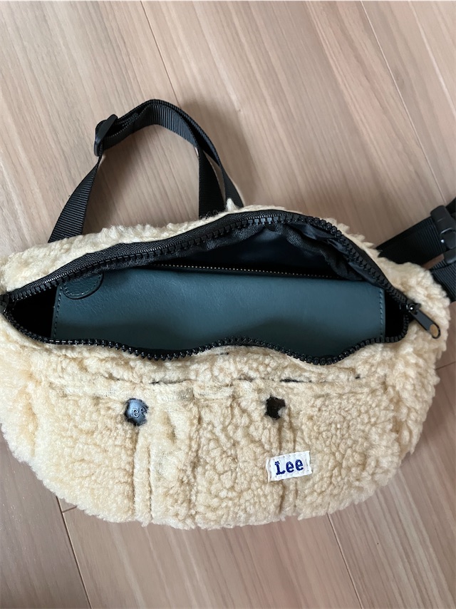 Leeのボアのウエストバッグのファスナーを開けて中を見せた写真