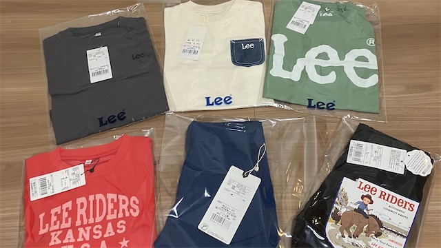 Leeキッズ福袋2024に入っていたTシャツ・スウェット・パンツを袋ごと並べた写真
