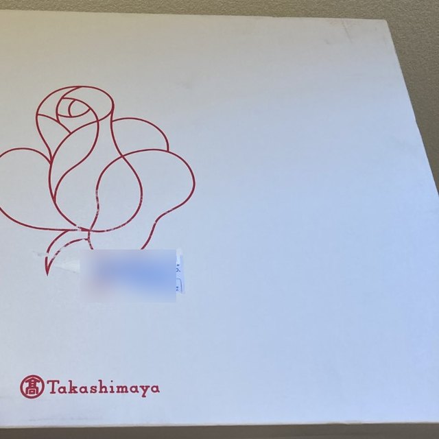 高島屋オンラインで予約したラグマートの福袋が届いた白い箱(赤いバラのロゴ)