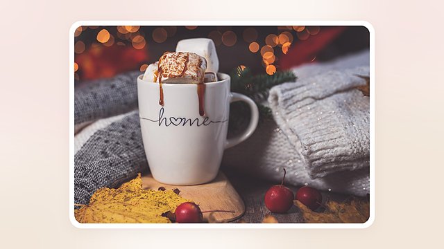 マシュマロをのせたホットドリンクのマグとニット、赤い実のクリスマスらしい写真